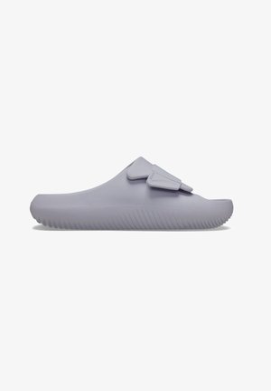 Lichtpaarse instap-sandalen van zacht rubbermateriaal, met een getextureerde zool, twee verstelbare banden en een afgerond ontwerp.