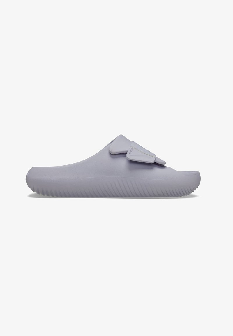 Des sandales slip-on de couleur lilas en matériau en caoutchouc doux, dotées d'une semelle texturée, de deux straps ajustables et d'un design arrondi.