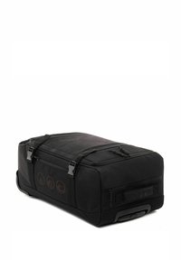 Borsa da viaggio nera di forma rettangolare, realizzata in tessuto resistente, con manici superiori e base con ruote. Include tre icone in rilievo sul lato.