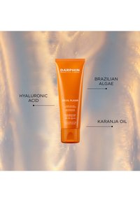 Tube orange de crème solaire avec texte blanc, présentant les ingrédients : acide hyaluronique, algues brésiliennes et huile de karanja. Étiqueté SP50.