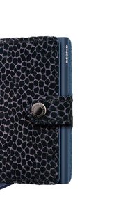 Zwarte portemonnee met een textuurpatroon dat lijkt op een honingraat, voorzien van een drukknoop sluiting en een gemerkte blauwe zijaccent.