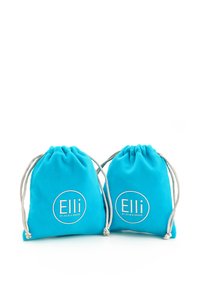Dve turkizni torbici z vrvico iz mehke tkanine, na katerih je bel logotip »Elli«. Vsaka torbica ima srebrno vrv za zapiranje.