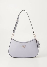 Lyse lilla skuldertaske i kunstlæder med en buet form, lynlås, sølvfarvet hardware og en hængende logomærke.