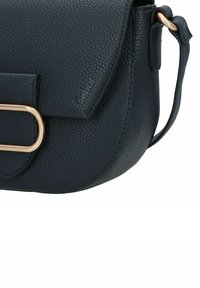 Borsa a tracolla in pelle nera texturizzata con fibbia in tonalità oro e tracolla regolabile, impresso con il logo "Gabor" sul flap anteriore.