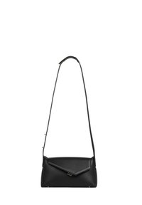 Sac à épaule en cuir noir avec un design structuré, un rabat de style enveloppe et une longue bandoulière, présentant de subtils détails de surface texturée.