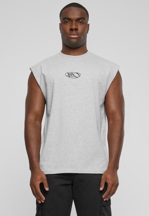 Grijze mouwloze T-shirt van een katoenmix, met een zwart logo op de borst, met een losse pasvorm en ronde hals.