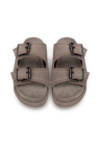 Sandali in suede grigio con due cinturini regolabili, fibbie in metallo nero e una soletta sagomata. Suola piatta con una superficie testurizzata.