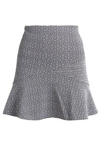 Zwart-witte minirok met patroon en een uitlopende zoom, uitgevoerd in een gestructureerde stof met een schuin paneel aan de voorkant.