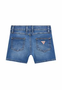 Shorts in denim blu chiaro con una consistenza liscia. Presentano due tasche posteriori, cuciture a vista e un piccolo logo triangolare sulla tasca destra.