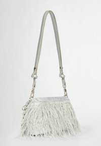 Borsa a spalla con corpo metallico argento e dettagli in frange bianche lunghe. Presenta una tracolla staccabile e piccoli particolari in hardware argento lucido.