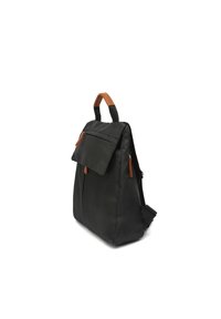 Mochila de tela negra con tapa plegable, asa de cuero marrón y detalles de cremallera. Presenta una forma estructurada y correas acolchadas.