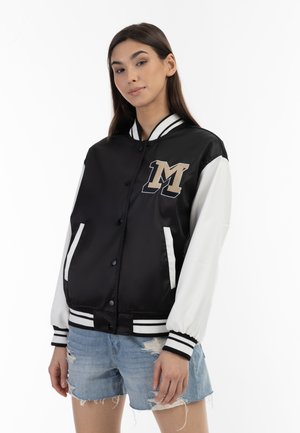 Sort satin bomberjakke med hvide ærmer, ribbede manchetter og et beige "M" logo på brystet. Har sidelommer og trykknaplukning.