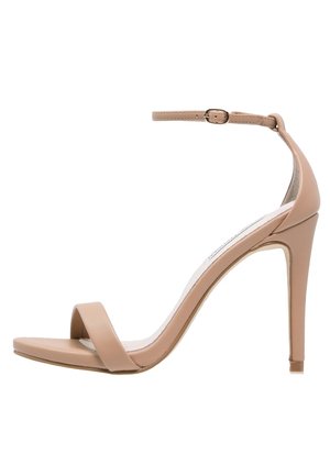 Nøgen højhælet sandal med ankelrem og spænde, åben tå og slank stiletthæl.