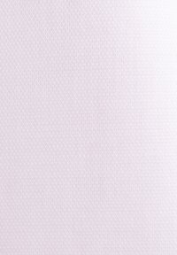 Panneau de tissu violet clair avec un motif chevron subtil et un tissage finement texturé sur une surface plane.