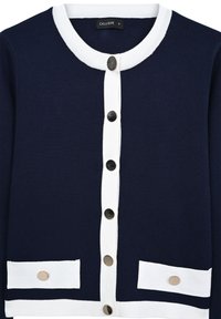 Cardigan blu navy con colletto e pattina a coste bianche. Presenta bottoni neri e dettagli in bianco sulle tasche nella parte anteriore inferiore. Materiale di maglia a trama.