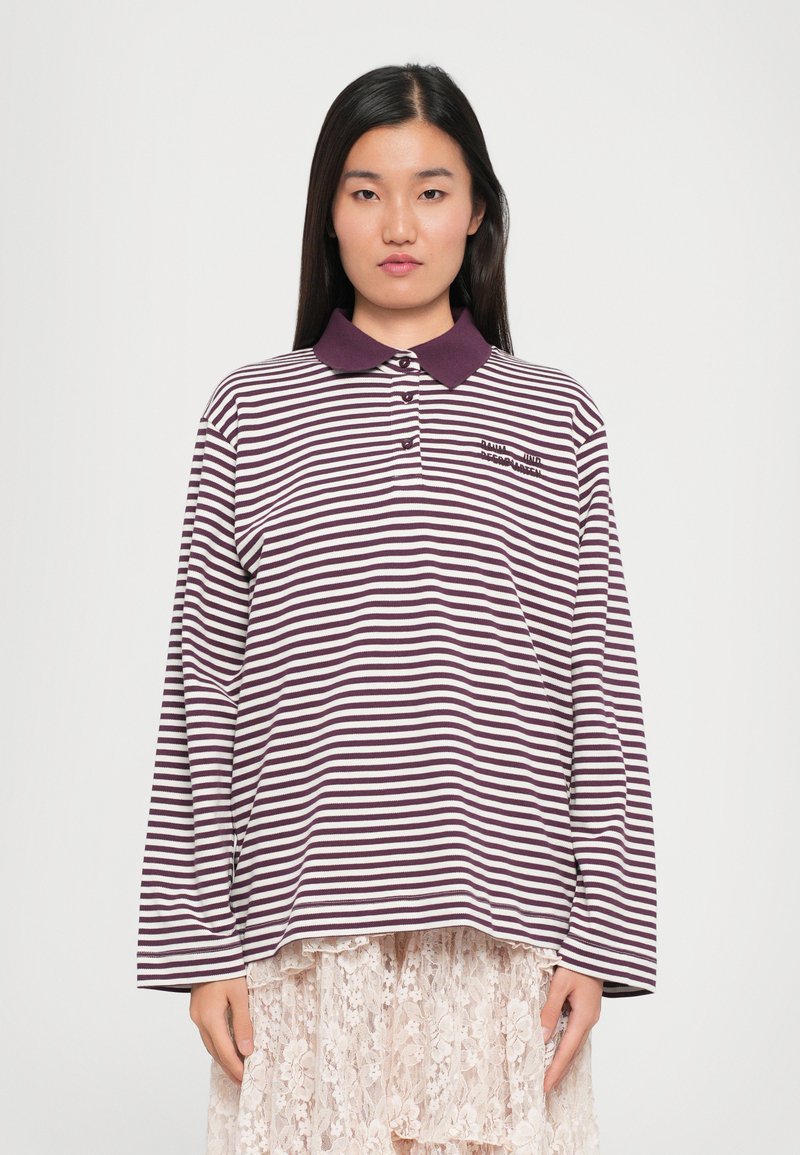Gestreiftes Langarm-Poloshirt in Dunkelviolett und Weiß, mit Kragen und besticktem Detail auf der Brust.