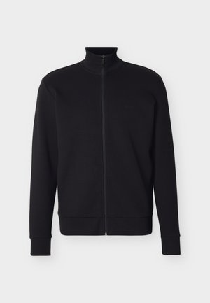 Fekete, teljes cipzáros dzseki magas gallérral, bordázott mandzsettával és szegéllyel, valamint diszkrét "BOSS" logóval a bal mellrészen.