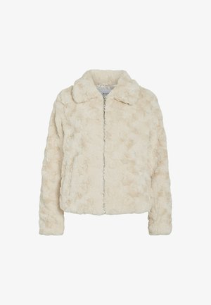 Chaqueta de piel sintética de color beige claro con cierre de cremallera, cuello de muesca y superficie texturizada y suave. Presenta mangas largas y un corte cropped.