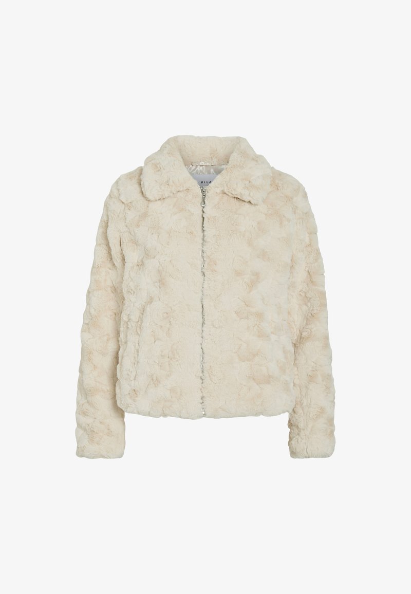 Jasno beżowa kurtka z futra sztucznego z zamkiem błyskawicznym, klapowym kołnierzem i teksturowaną, puszystą powierzchnią. Posiada długie rękawy i krótki fason.