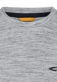 Nahaufnahme eines grauen Rundhalsausschnitt-Shirts mit einem dezenten horizontalen Streifenmuster und einem kleinen schwarzen Logo im Bereich der Brusttasche.