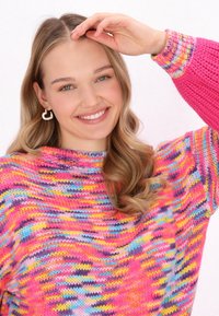 Mehrfarbiger Strickpullover mit einem Regenbogenmuster in Pink-, Blau- und Gelbtönen; Rundhalsausschnitt und lange Ärmel mit gerippten Bündchen.