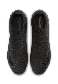 Czarne buty sportowe z teksturowaną cholewką, posiadające centralne zapięcie na sznurówki, wyraźny obcas oraz subtelny akcent z logo w ciemniejszym odcieniu.