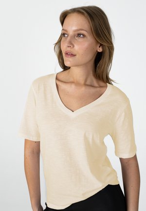 Coster Copenhagen, HEART REGULAR V-NECK - Обикновена тениска - creme