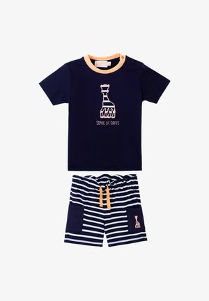 T-shirt blu navy con accenti arancioni e stampa di giraffa; abbinato a pantaloni corti a righe blu e bianche con tasche e cordino arancione.