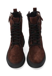 Hnědé semišové kotníkové boty na tkaničky s černou gumovou podrážkou, se zipem na boku, kulatou špičkou a poutkem na patě.
