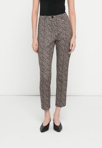 Pantaloni cu imprimeu leopard, croi slim, prevăzuți cu talie dreaptă și lungime scurtată. Materialul pare neted, cu o ușoară elasticitate.