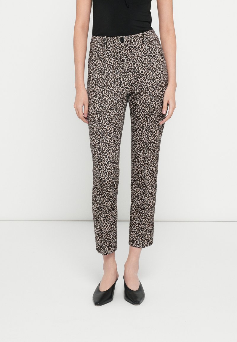 Pantaloni cu imprimeu leopard, croi slim, prevăzuți cu talie dreaptă și lungime scurtată. Materialul pare neted, cu o ușoară elasticitate.