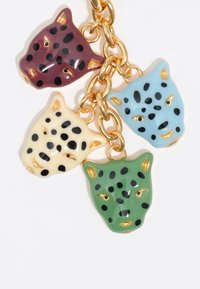 Charms de cabezas de animales coloridos en rojo, azul, verde y crema con manchas negras. Acabado brillante y herrajes dorados que los unen.