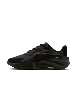 Scarpa sportiva nera con suola spessa scolpita, tomaia in mesh e materiale sintetico e chiusura con lacci, vista laterale su sfondo bianco.