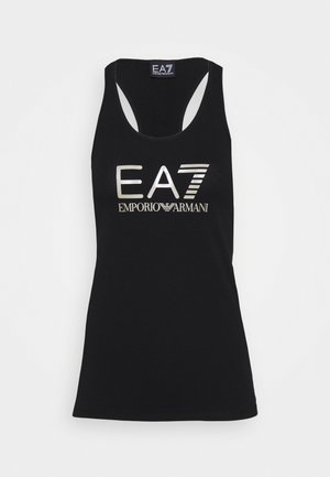 Sort tanktop med rund halsudskæring og racerback-design. Har en metallisk sølvlogo "EA7" og "EMPORIO ARMANI" trykt på forsiden.