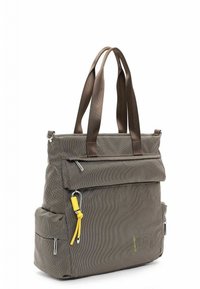 Sac fourre-tout gris texturé avec poignées marron, poche avant zippée, poches latérales et tirette jaune suspendue à un anneau en métal.