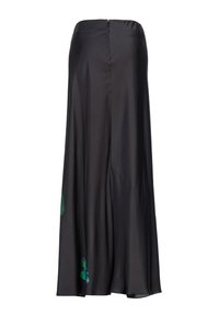 Jupe maxi noire en tissu lisse, dotée d'une fermeture éclair sur le côté et d'un design fluide agrémenté de subtils accents floraux verts près de l'ourlet.