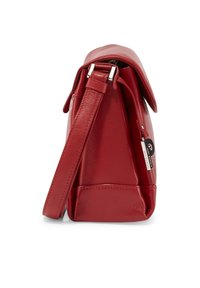 Rote Lederhandtasche mit einer strukturierten Form, flachem Boden und verstellbarem Tragegurt. Mit silbernen Hardware-Details und einem magnetischen Klappenverschluss.