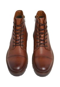 Stivali ankle in pelle marrone con punta rotonda, dotati di lacci neri, occhielli in tonalità oro, zip laterali e dettagli cuciti lungo la suola.