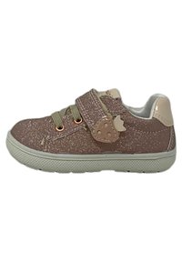Sneakers glitterati rosa con una linguetta in velcro, lacci verdi e un accento a forma di fragola. Suola in gomma testurizzata.