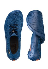 Niebieskie dzianinowe buty z elastyczną gumową podeszwą. Cechy to teksturowana cholewka, okrągły czubek oraz czarne sznurówki z plastikowymi akcentami.