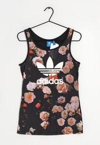 Černý top na ramínka s květinovým vzorem, na kterém jsou růžové růže, velkým bílým logem Adidas na přední straně a klasickým designem bez rukávů.