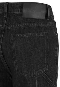 Jeans in denim nero con finitura testurizzata, tasche posteriori standard e una patch in pelle marchiata in vita.