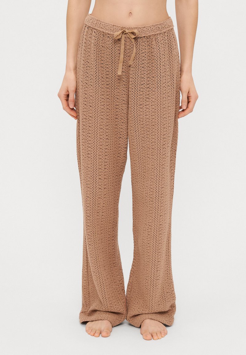 Πλεκτό παντελόνι με φαρδιά μπατζάκια σε ανοιχτό καφέ χρώμα, με υφασμάτινο σχέδιο και ζώνη με κορδόνι για ρυθμιζόμενη εφαρμογή.