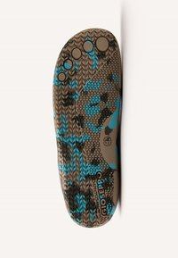 Suela de zapato tamaño infantil con un patrón de camuflaje en azul, marrón y negro, y un diseño texturizado que incluye impresiones de los dedos y el nombre de la marca "GIOSEPPO."