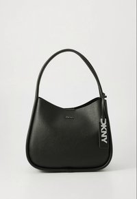 Juoda odinė rankinė, turinti išlenktą formą, vieną dirželį ir sidabrinę DKNY žymę. Turi tekstūruotą paviršių ir apvalius kampus.