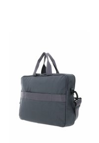 Sac d'ordinateur portable gris avec une surface texturée, fermeture éclair, poignées supérieures et bandoulière amovible. Comprend une poche avant avec détail de sangle.