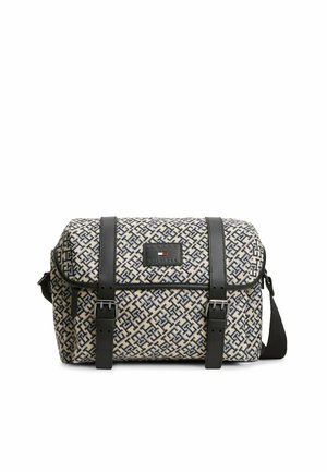 Sac bandoulière rectangulaire avec motif géométrique bleu marine, sangle noire, fermeture à rabat avec deux lanières noires à boucle et petite étiquette logo sur le devant.
