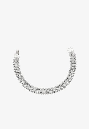 Stříbrný náramek s obdélníkovými a čtvercovými nastaveními kamenů, obklopený malými korálky, s bezpečným designem zapínání.