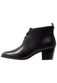 Botines de cuero negro con punta lisa, tacón texturizado y cierre de cordones en la parte delantera. El tacón tiene una forma de bloque moderada.