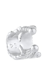 Tsingipaberist hõbedane sõrmus, millel on tekstuuriga laineline disain kahte sfäärilist aksessuaari. Märgistatud "925" hõbedasisalduse indikaatoriga.